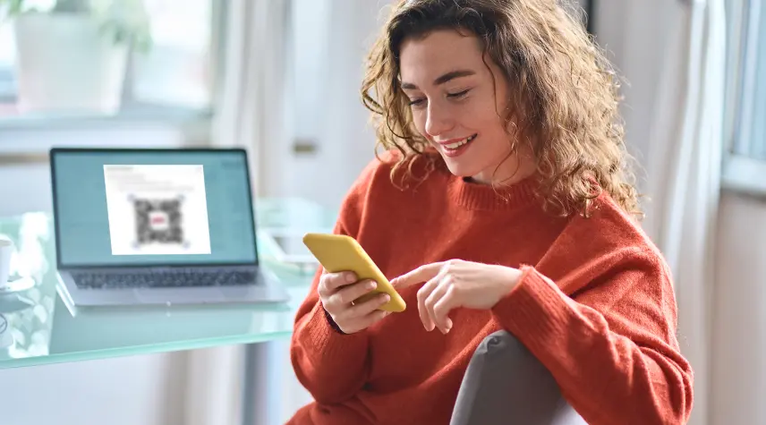 Vrouw met mobiel en laptop